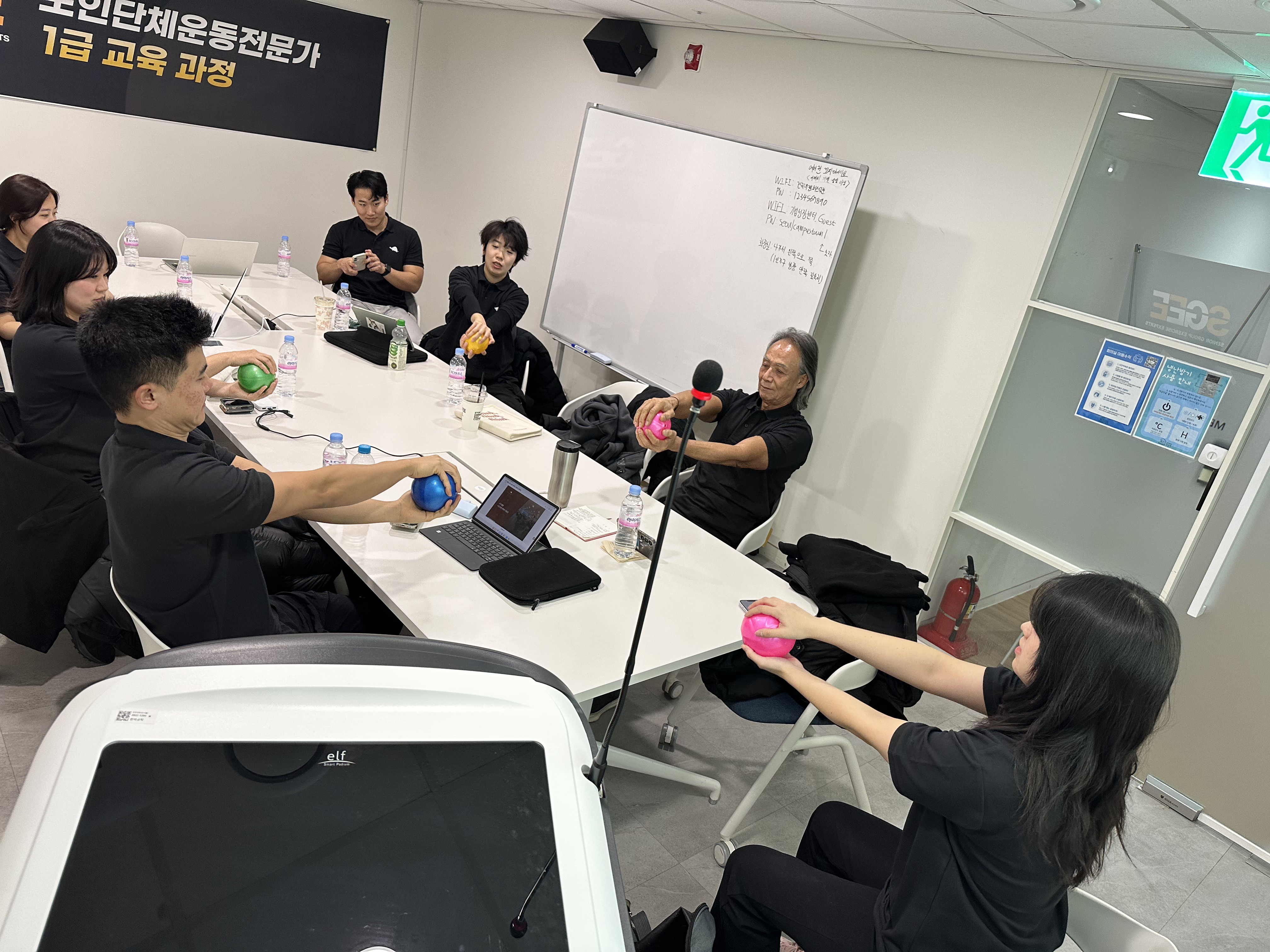 1급 교육 현장에서 강사가 수업을 지도하는 모습